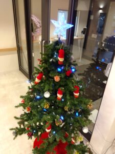 ロビーに飾られたクリスマスツリー。赤と青の装飾で彩られている。