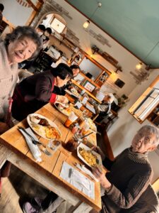 入居者が食事や軽食を楽しむ風景。複数の利用者が集まり交流している様子